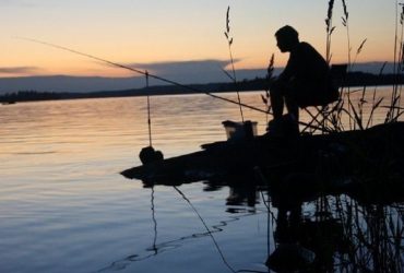 Детальний гід по нічній риболовлі: техніки, заходи безпеки, популярні місця для ловлі вночі. Поради для новачків та досвідчених рибалок.