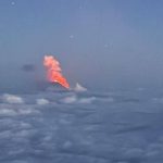 На Камчатці після потужного землетрусу розпочалося виверження вулкана Ключевська Сопка. Туристи не скасовують тури, попри природну небезпеку.
