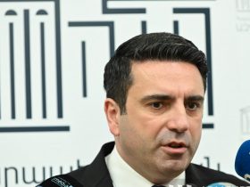 Спікер парламенту Вірменії Ален Симонян запропонував розглянути блокування російських телеканалів через їхній вплив на внутрішні справи країни.