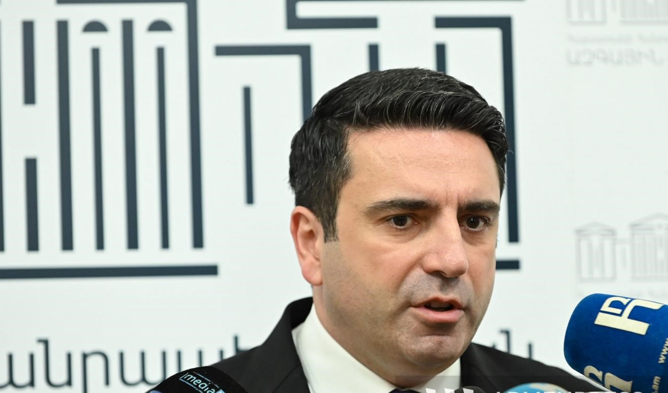 Спікер парламенту Вірменії Ален Симонян запропонував розглянути блокування російських телеканалів через їхній вплив на внутрішні справи країни.