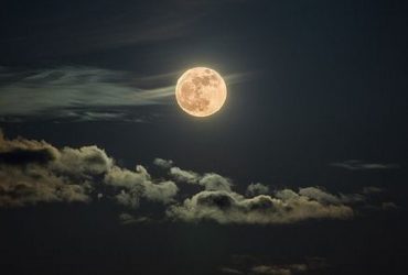 Повня 10 липня 2025 року: дізнайтеся, як місячна фаза вплине на здоров’я, емоції та життєві події. Практичні поради для гармонії та успіху.