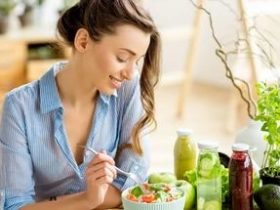 Харчування жінки після 40: які продукти допомагають зберегти молодість, гормональну рівновагу та енергію. Секрети здоров’я від нутриціологів.