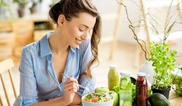 Харчування жінки після 40: які продукти допомагають зберегти молодість, гормональну рівновагу та енергію. Секрети здоров’я від нутриціологів.