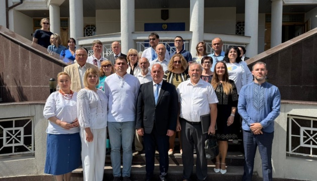 У Посольстві України в Молдові відзначили річницю Незалежності зустріччю з українськими організаціями та передачею 1000 підручників школі «Азбука».