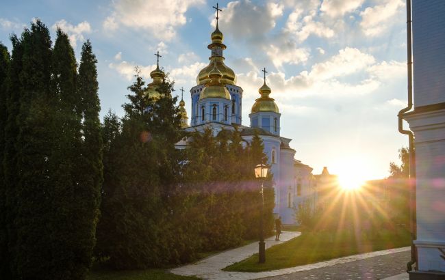 Синоптики прогнозують від +17 до +32 градусів та короткочасні дощі в останній тиждень серпня в Україні. Детальний прогноз по регіонах.