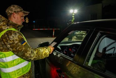 Чоловіки віком 18-22 роки для виїзду за кордон повинні мати військово-обліковий документ. Правила змінюються після публікації постанови уряду.
