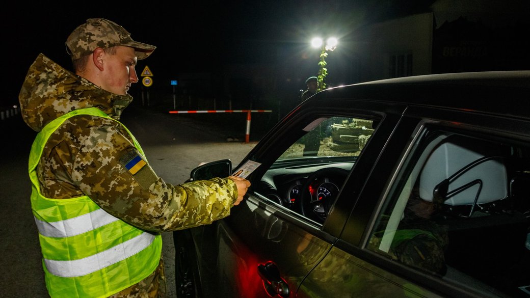 Чоловіки віком 18-22 роки для виїзду за кордон повинні мати військово-обліковий документ. Правила змінюються після публікації постанови уряду.