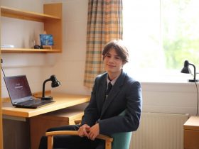 Максим Гавриленко, школяр із України, продав сервер Minecraft і заробив достатньо грошей, щоб купити будинок своїй матері, яка залишилася без даху через війну.