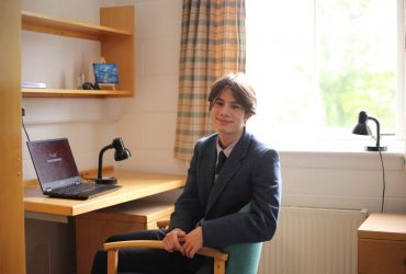 Максим Гавриленко, школяр із України, продав сервер Minecraft і заробив достатньо грошей, щоб купити будинок своїй матері, яка залишилася без даху через війну.
