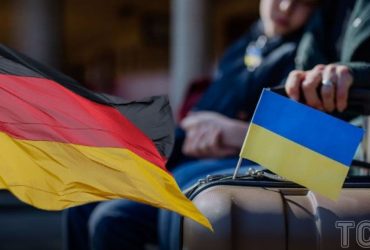 Німеччина надає біженцям з України надмірну допомогу в порівнянні з іншими країнами. Він вказав, що таке ставлення є однією з причин низького рівня працевлаштування українців у Німеччині