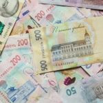 У статті розглянуто, скільки коштує рік стажу в Україні, як можна докупити відсутні місяці стажу для пенсії, а також, хто може скористатися цією можливістю