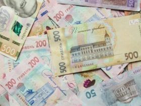 У статті розглянуто, скільки коштує рік стажу в Україні, як можна докупити відсутні місяці стажу для пенсії, а також, хто може скористатися цією можливістю