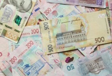 У статті розглянуто, скільки коштує рік стажу в Україні, як можна докупити відсутні місяці стажу для пенсії, а також, хто може скористатися цією можливістю
