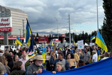 На Алясці перед самітом Трампа та Путіна відбувся проукраїнський мітинг на підтримку України та проти приїзду російського президента.