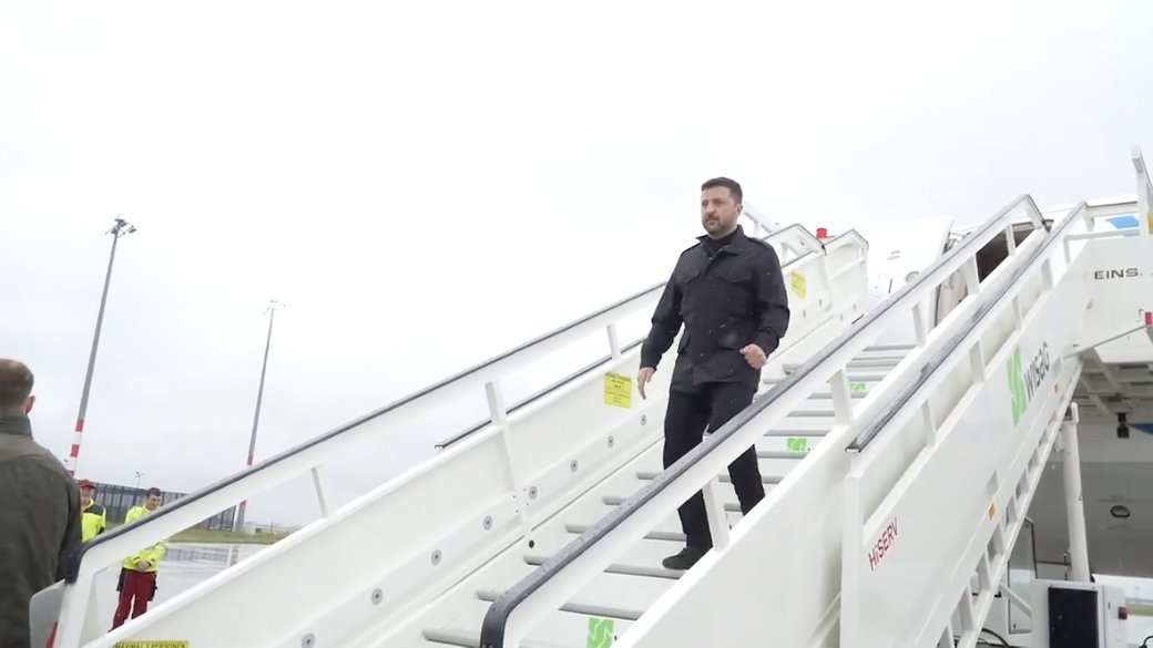 Зеленський прибув до Німеччини для участі в онлайн-переговорах з Трампом, європейськими лідерами та НАТО. Зустрічі з Мерцом та коаліцією охочих заплановані