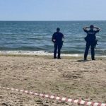 На пляжі Затоки під Одесою вибухнули морські міни, загинуло троє людей. Поліція наголошує на небезпеці і заборонених зонах для купання