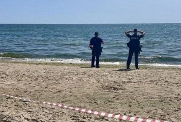 На пляжі Затоки під Одесою вибухнули морські міни, загинуло троє людей. Поліція наголошує на небезпеці і заборонених зонах для купання