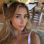 Лілі Філліпс — популярна модель OnlyFans, яка встановила рекорд, провівши інтимний марафон з 1113 чоловіками. Її історія — це поєднання скандалів, сексуальності та цифрового впливу.
