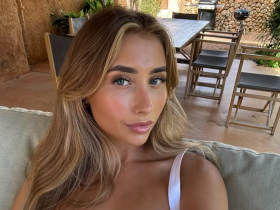 Лілі Філліпс — популярна модель OnlyFans, яка встановила рекорд, провівши інтимний марафон з 1113 чоловіками. Її історія — це поєднання скандалів, сексуальності та цифрового впливу.