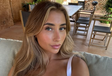 Лілі Філліпс — популярна модель OnlyFans, яка встановила рекорд, провівши інтимний марафон з 1113 чоловіками. Її історія — це поєднання скандалів, сексуальності та цифрового впливу.