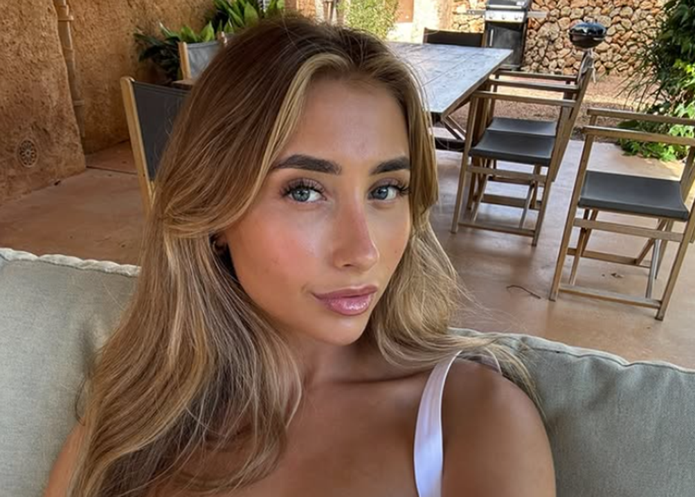 Лілі Філліпс — популярна модель OnlyFans, яка встановила рекорд, провівши інтимний марафон з 1113 чоловіками. Її історія — це поєднання скандалів, сексуальності та цифрового впливу.