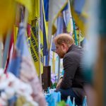 Принц Гаррі відвідав меморіал у Києві, де вшанував полеглих героїв. Його візит викликав резонанс серед українців та здивував дипломатів.