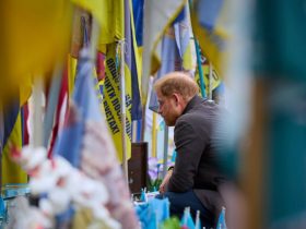 Принц Гаррі відвідав меморіал у Києві, де вшанував полеглих героїв. Його візит викликав резонанс серед українців та здивував дипломатів.