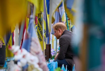 Принц Гаррі відвідав меморіал у Києві, де вшанував полеглих героїв. Його візит викликав резонанс серед українців та здивував дипломатів.