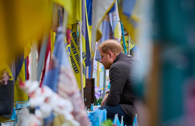 Принц Гаррі відвідав меморіал у Києві, де вшанував полеглих героїв. Його візит викликав резонанс серед українців та здивував дипломатів.