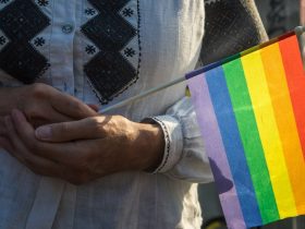 В УКУ студентці відмовили у гуртожитку після виявлення емодзі ЛГБТ у соцмережах. Інцидент викликав скандал та офіційну реакцію університету.
