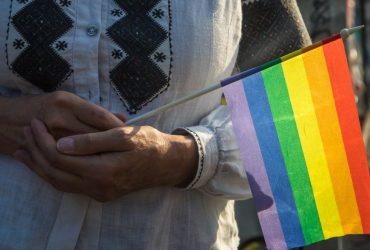 В УКУ студентці відмовили у гуртожитку після виявлення емодзі ЛГБТ у соцмережах. Інцидент викликав скандал та офіційну реакцію університету.
