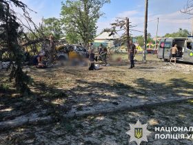 У Яровій на Донеччині кількість загиблих після російського удару зросла до 23. Ще 18 поранені, більшість жертв — пенсіонери, повідомила влада.