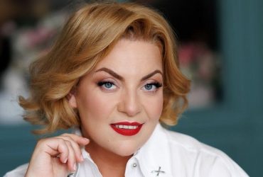 Наталія Холоденко вийшла на червону доріжку Венеційського кінофестивалю у сукні Zimmermann вартістю 223 тисячі гривень, що спричинило бурхливе обговорення.