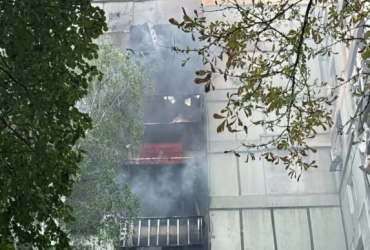 Росія здійснила масовану атаку по Дніпропетровщині. Загинула одна людина, ще 13 постраждали. Пошкоджені будинки, підприємства та інфраструктура.