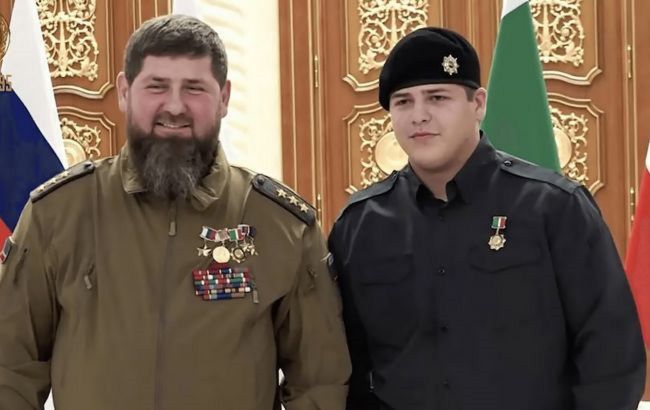 Санітарний борт із Адамом Кадировим сів у Москві, слідом прилетів літак глави Чечні Санітарний літак із Грозного після ДТП за участю сина Кадирова приземлився у Внуково. Слідом до Москви прибув борт, яким користується глава Чечні.