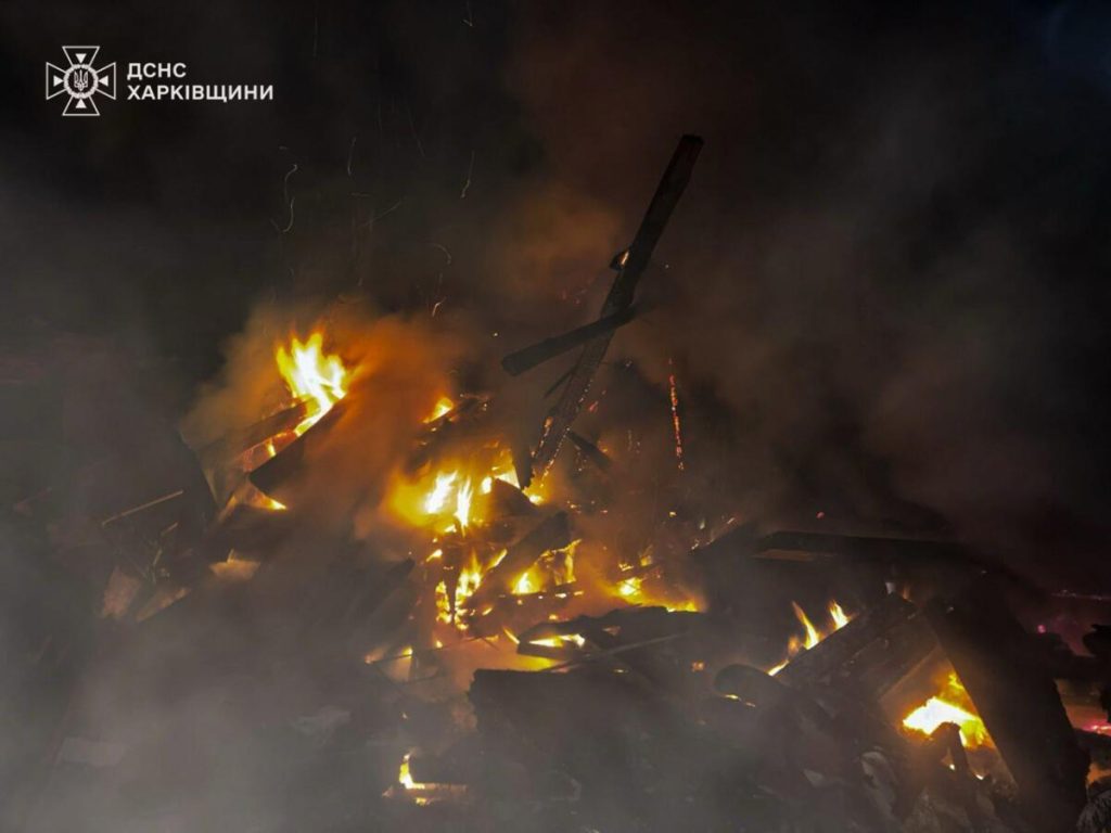 Внаслідок атаки російського безпілотника у Богодухові загинули троє дітей та чоловік, ще двоє людей постраждали, будинок повністю зруйновано.