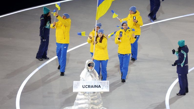 Росіянка Анастасія Кучерова несла табличку збірної України на Олімпіаді Російська архітекторка Анастасія Кучерова несла табличку збірної України на відкритті Зимових Олімпійських ігор у Мілані, обравши команду за власним бажанням.