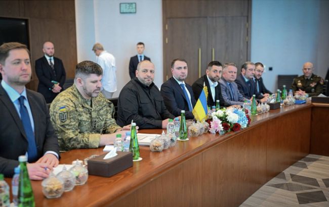 Женева стає центром переговорів: третій раунд Україна–РФ–США Третій раунд переговорів України, США та РФ у Женеві: теми енергетики, територій та зміни в складі російської делегації.