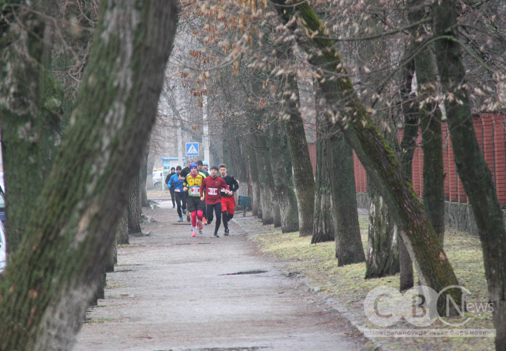«Забіг закоханих у біг» провели у Кропивницькому: зібрані кошти спрямують військовим