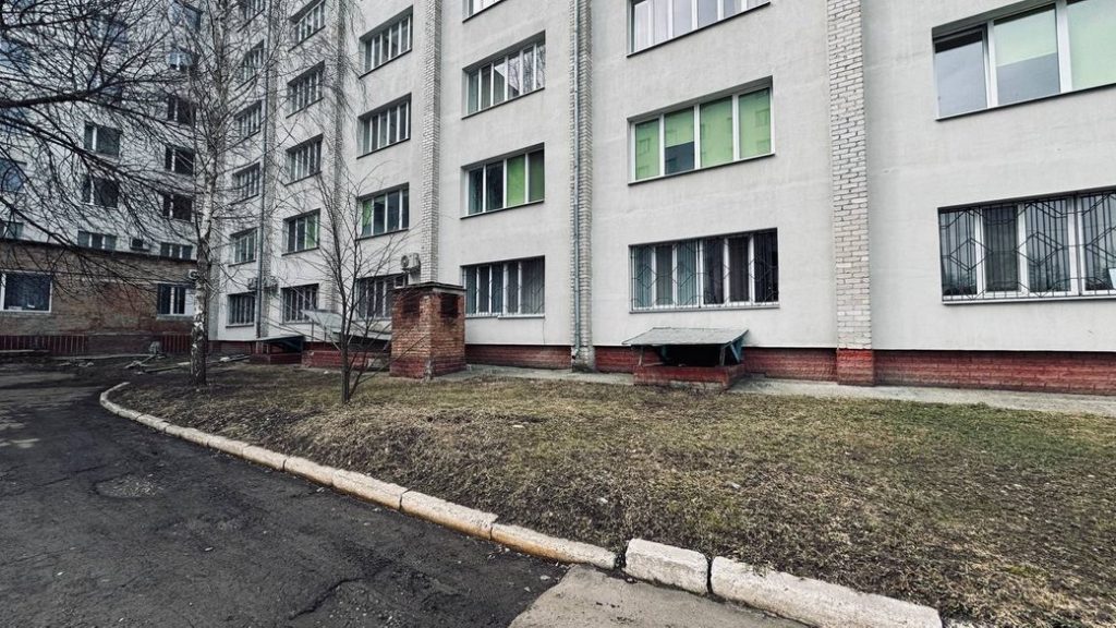 У Кропивницькому пацієнт випав з вікна Кіровоградської обласної лікарні. Чоловік перебував на лікуванні майже місяць і помер від отриманих травм на місці.