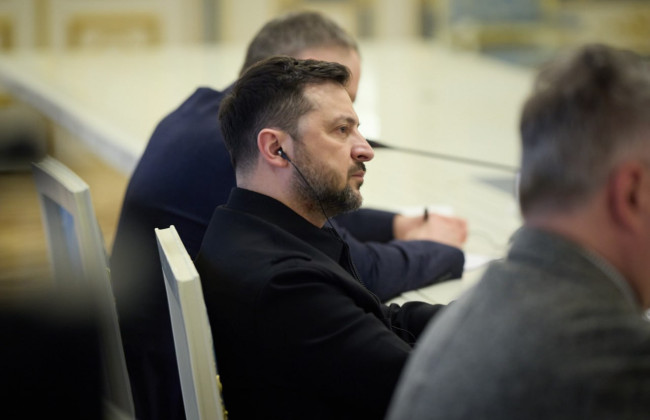 Зеленський доручив уряду підготувати доплати пенсіонерам і компенсації за пальне Президент доручив уряду підготувати доплату 1500 грн для пенсіонерів і програму кешбеку на бензин, дизель та автогаз через коливання цін на паливному ринку.