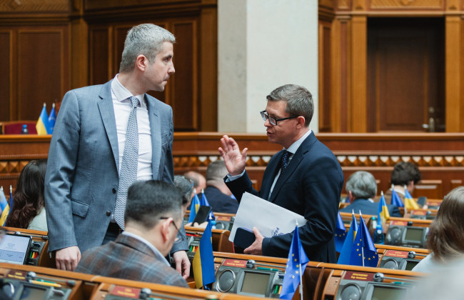 У Раді пропонують підвищити прожитковий мінімум, пенсії та мінімальну зарплату: що закладено в новому законопроєкті У Раді зареєстрували законопроєкт про підвищення прожиткового мінімуму, пенсій і мінімальної зарплати у 2026 році та обмеження зарплат посадовців