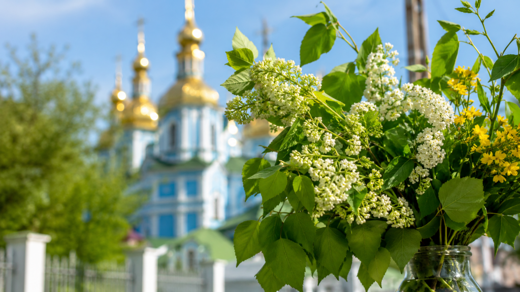 Привітання з Трійцею 2026 українською мовою: 10 красивих віршів, 10 побажань у прозі та ідеї для святкових листівок.