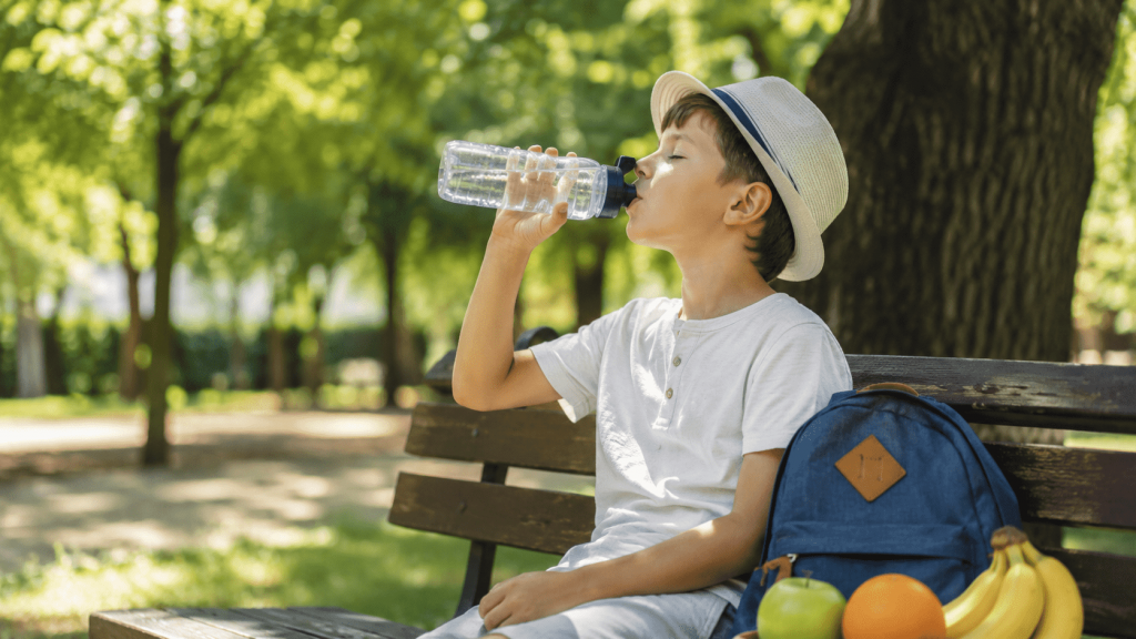 Скільки води потрібно дітям у спеку Скільки води потрібно дітям у спеку: норми за віком, режим пиття, вибір напоїв, ознаки зневоднення та практичні поради батькам.