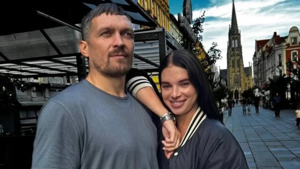 Будинок Олександра Усика пошкоджено внаслідок обстрілу Будинок родини Олександра Усика пошкоджено внаслідок російського обстрілу. Катерина Усик показала фото потрісканого скла після атаки.