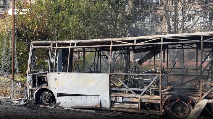 Росія вдарила по пасажирських автобусах у Краматорську: 30 загиблих і десятки постраждалих Росія вдарила авіабомбою по автобусах у Краматорську 8 жовтня 2026 року. Загинули 30 людей, є поранені. Фото наслідків атаки та подробиці.