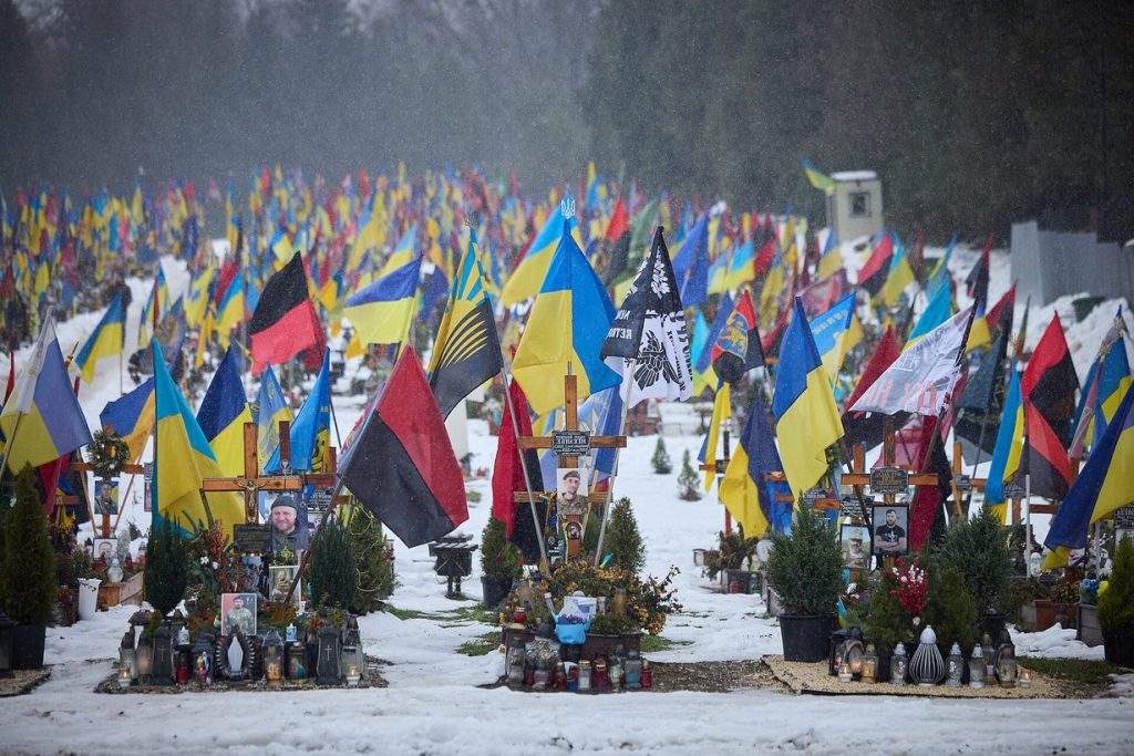 Кропивницький: на Алеї пам’яті Далекосхідного кладовища пропонують єдиний вигляд пам’ятників — що це означає для родин Могили захисників України з прапорами на військовому кладовищі