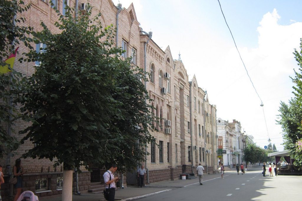 Вулиця Дворцова в Кропивницькому з магазинами й кафе
