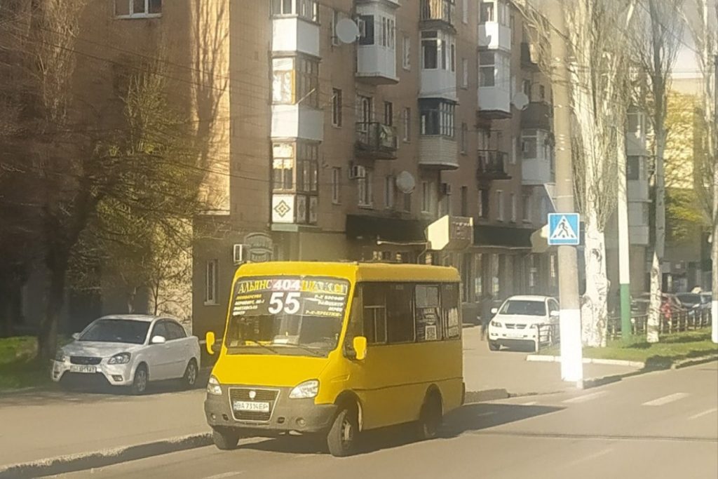 Кіровоградщина: перевізникам бракує 250 водіїв — що це означає для пасажирів приміських рейсів і чи допоможе бронювання Жовта маршрутка БАЗ-2215 на вулиці Кропивницького