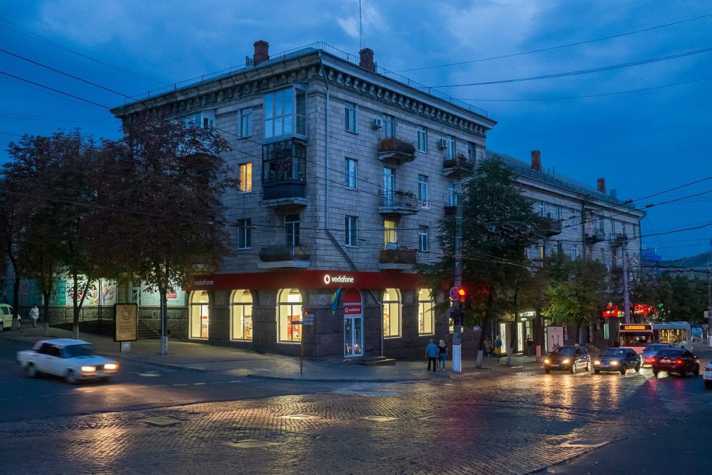 Багатоквартирний житловий будинок на вулиці Велика Перспективна, 25 у Кропивницькому ввечері